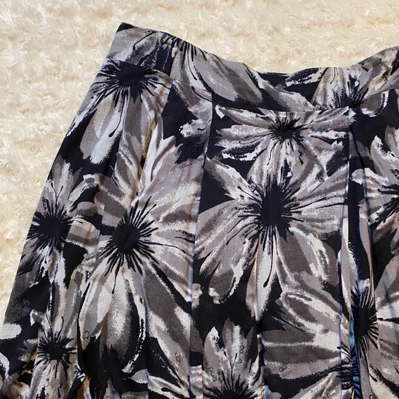 Beautiful grey, black, and white floral skirt, s 8 - Picture 3 of 4